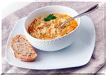 Delicious vegetarian soups: the classic noodle soup