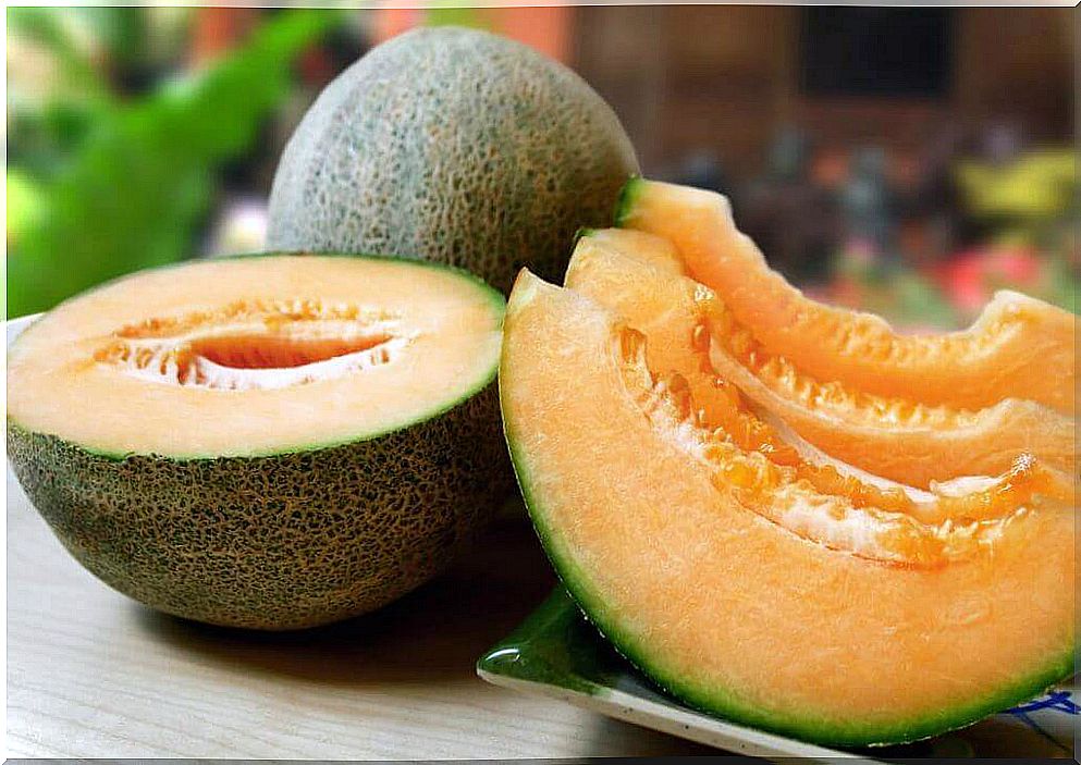 Look of your dark circles with melon and milk