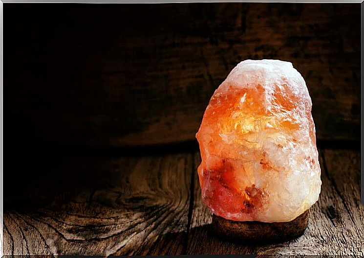 Salt crystal lamp against allergies and respiratory problems