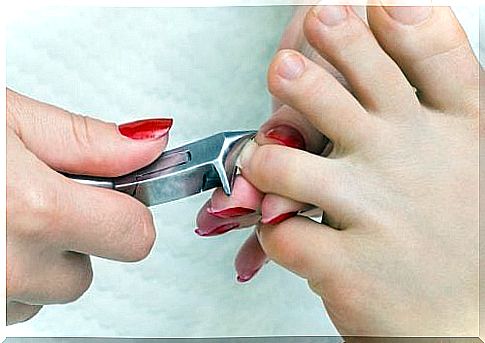 Cutting nails for beautiful feet