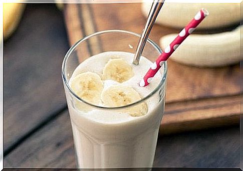 natural remedies to soothe a dry throat Banana and Coconut Smoothie