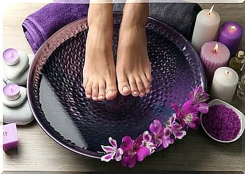 Kneipp treatment with cold and warm water against burning and sore feet