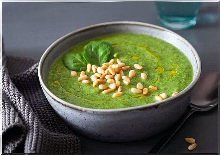 Cream of vegetable soup with spinach 