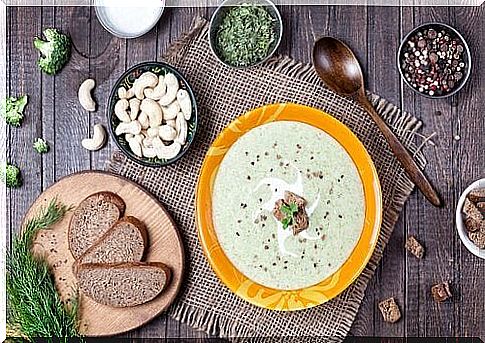 Soups with broccoli and bread