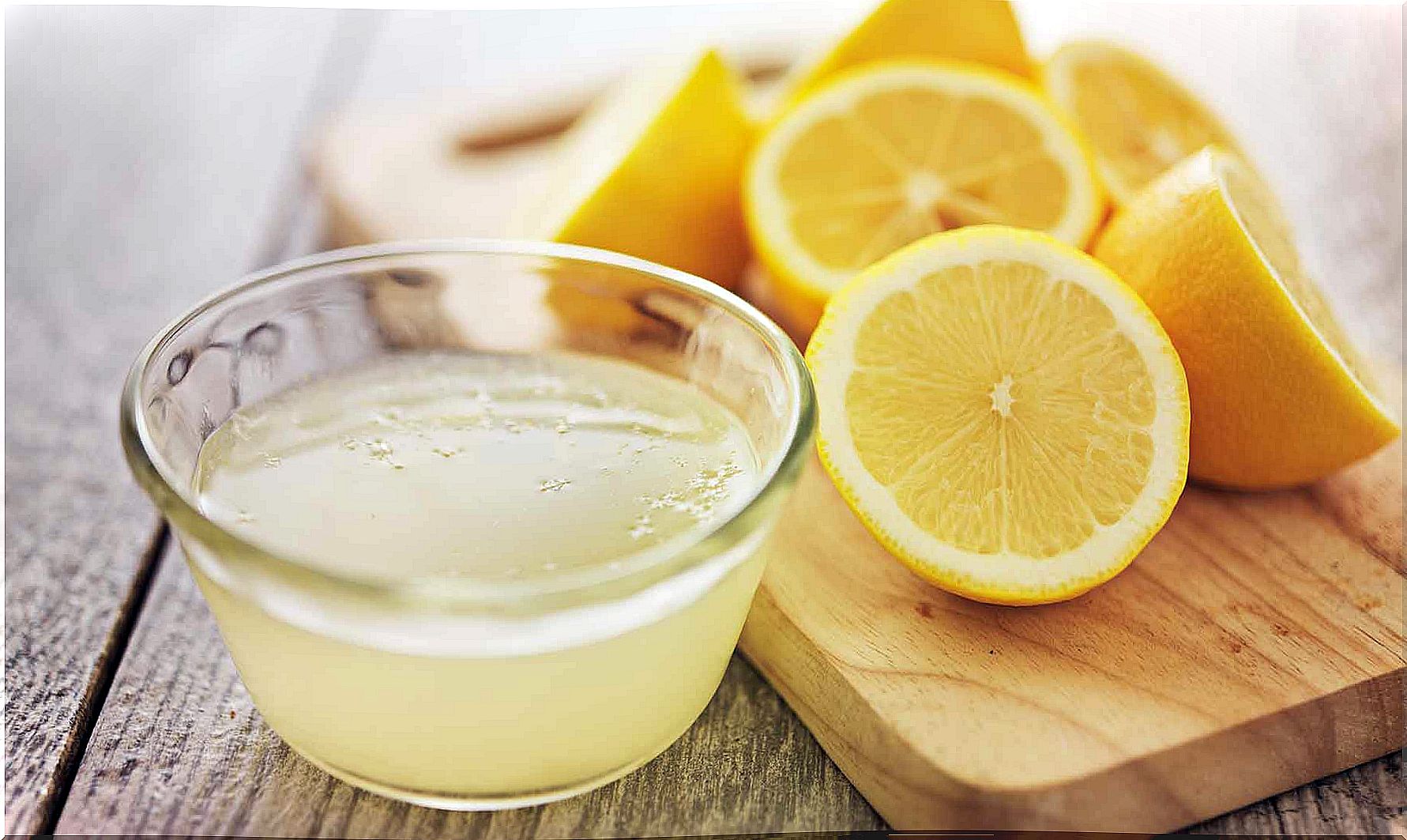 Lemon juice for cleaning and disinfecting