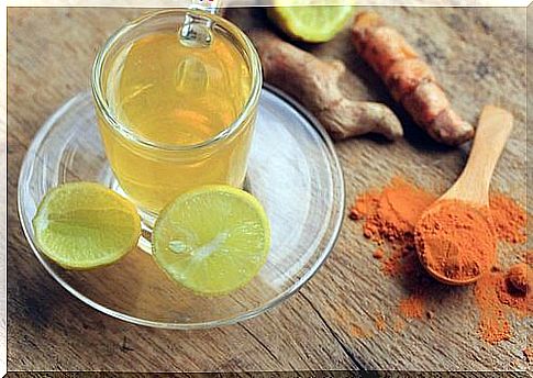 Drink with turmeric and lemon