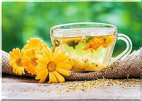 Marigold tea against sore throat