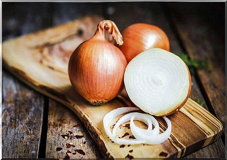 Onions against dark spots on the skin