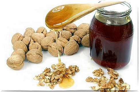 Honey, walnuts and almonds: a wonderful combination