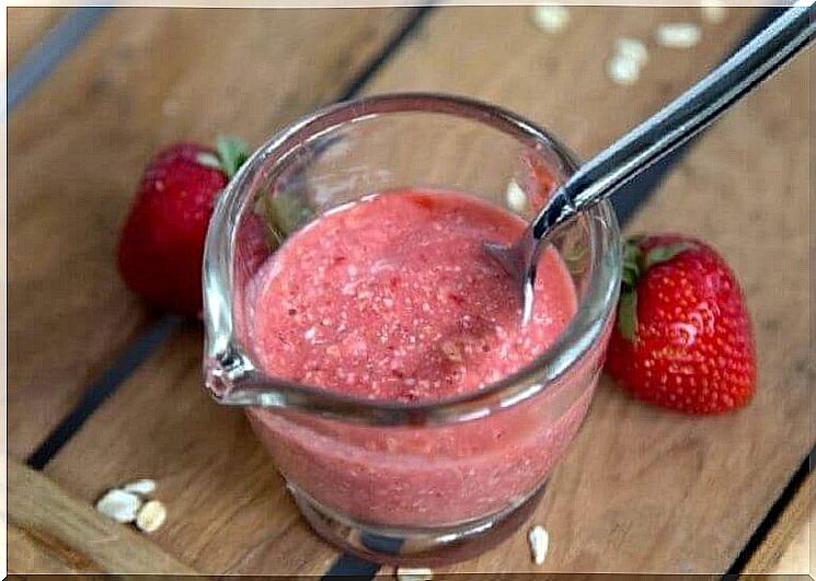 A moisturizing mask made from strawberries and yogurt in a bowl.