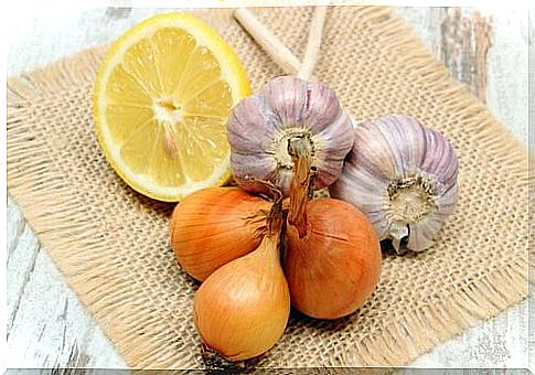 Garlic, lemon and onion as natural remedies for hair loss