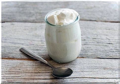 Natural yogurt for the treatment of aphthae