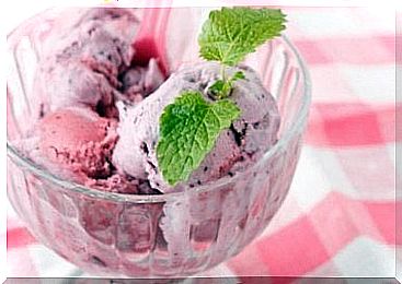 Homemade ice cream with strawberries