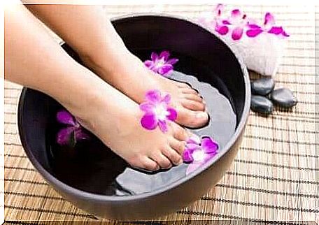 A foot bath for smelly feet