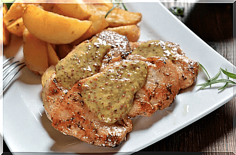 Chicken breast fillets in cheese sauce